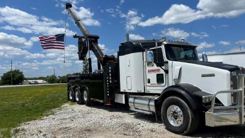 Heavy duty tow truck with US flag