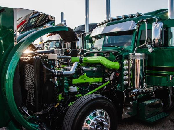 Semi Hood Open Mobile Semi Service Semi with hood open