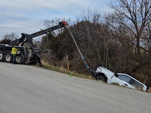 Heavy Duty Tow Truck lifting Pickup from ditch 480-360 Overturned car in the grass