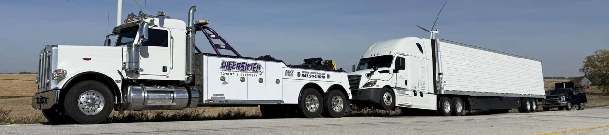 Heavy Duty Tow Truck towing Semi Tractor Trailer White Heavy dugyt tow truck towing white semi trator trailer